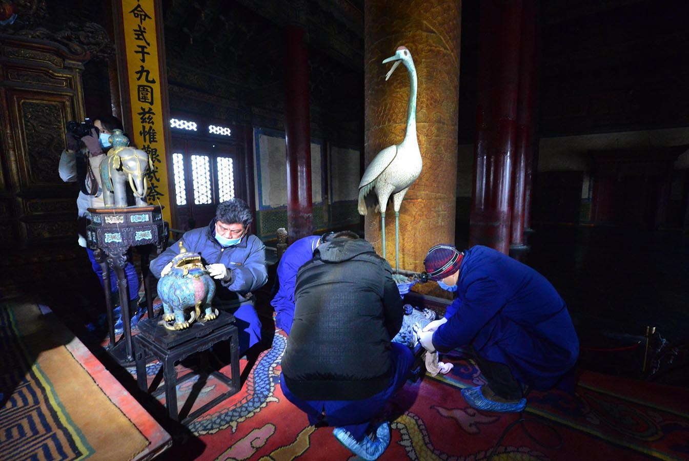 2014年1月6日，除国家法定节假日和暑期外，故宫首次实行周一全天闭馆措施。20多名文保科技部的专业工作人员在大殿内的金砖和皇帝宝座进行除尘保洁。