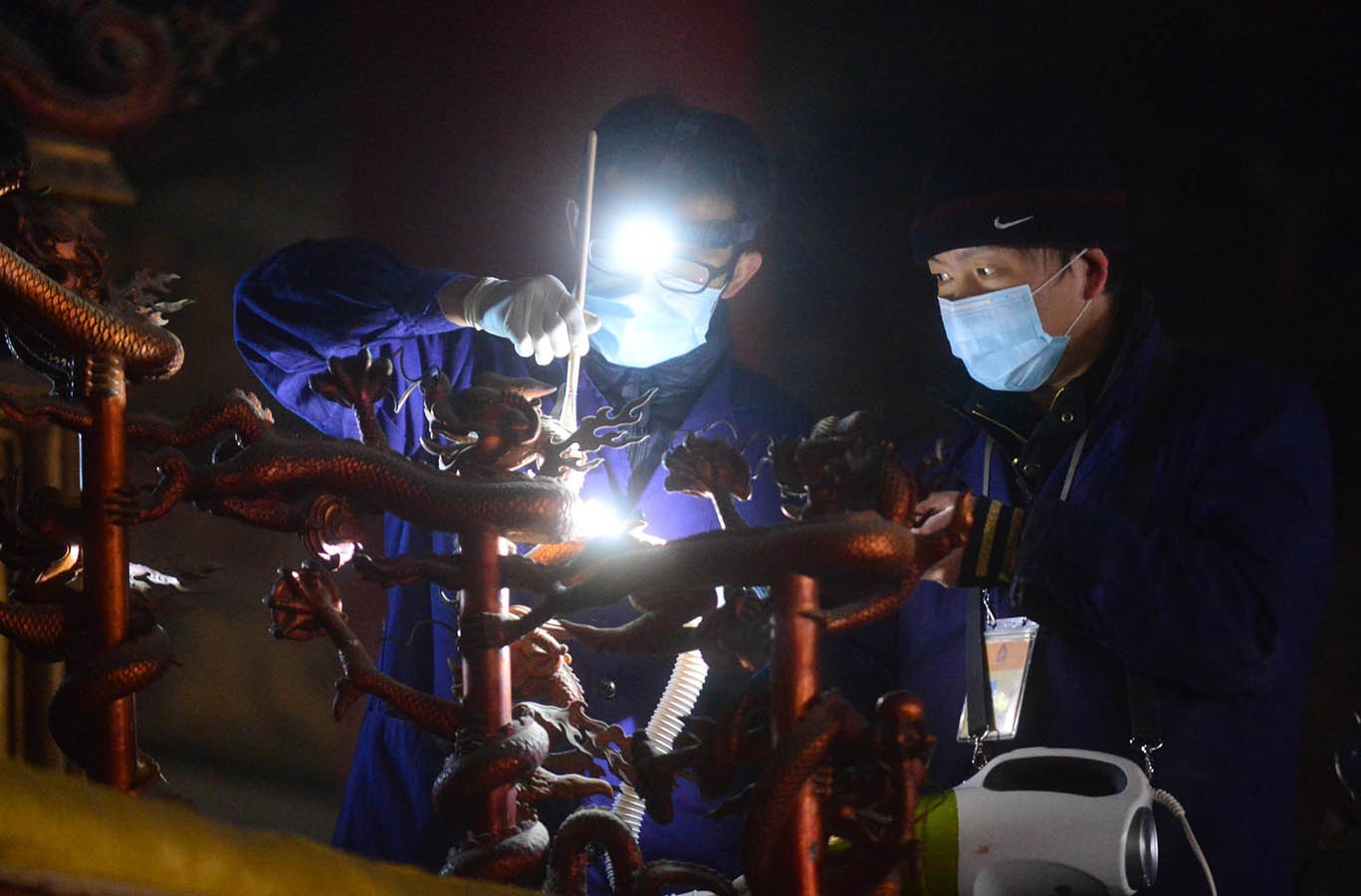 2014年1月6日，除国家法定节假日和暑期外，故宫首次实行周一全天闭馆措施。20多名文保科技部的专业工作人员在大殿内的金砖和皇帝宝座进行除尘保洁。