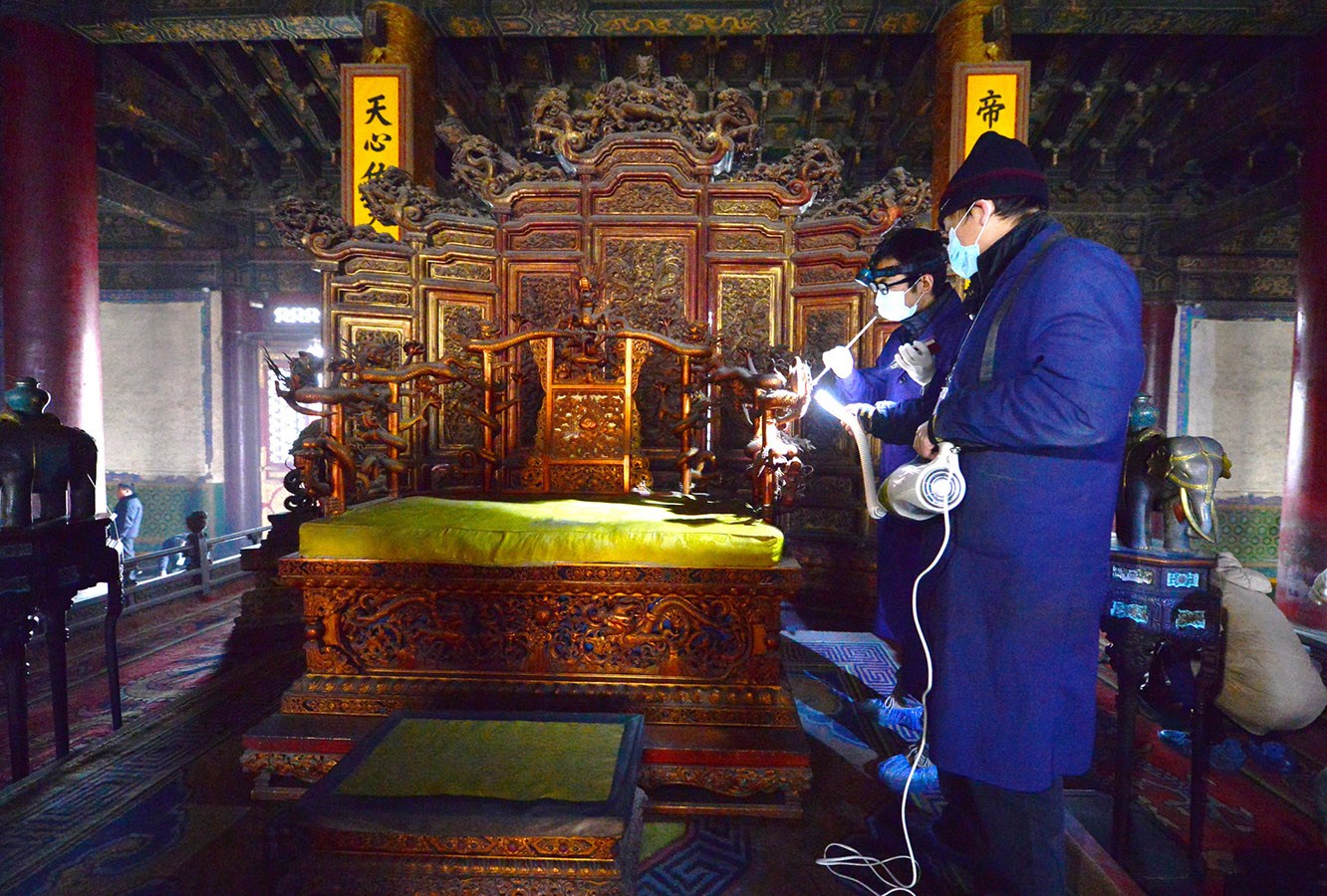 2014年1月6日，除国家法定节假日和暑期外，故宫首次实行周一全天闭馆措施。20多名文保科技部的专业工作人员在大殿内的金砖和皇帝宝座进行除尘保洁。