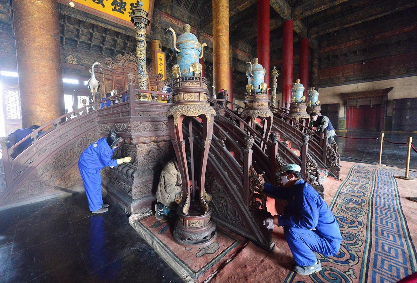 2014年1月6日，除国家法定节假日和暑期外，故宫首次实行周一全天闭馆措施。20多名文保科技部的专业工作人员在大殿内的金砖和皇帝宝座进行除尘保洁。