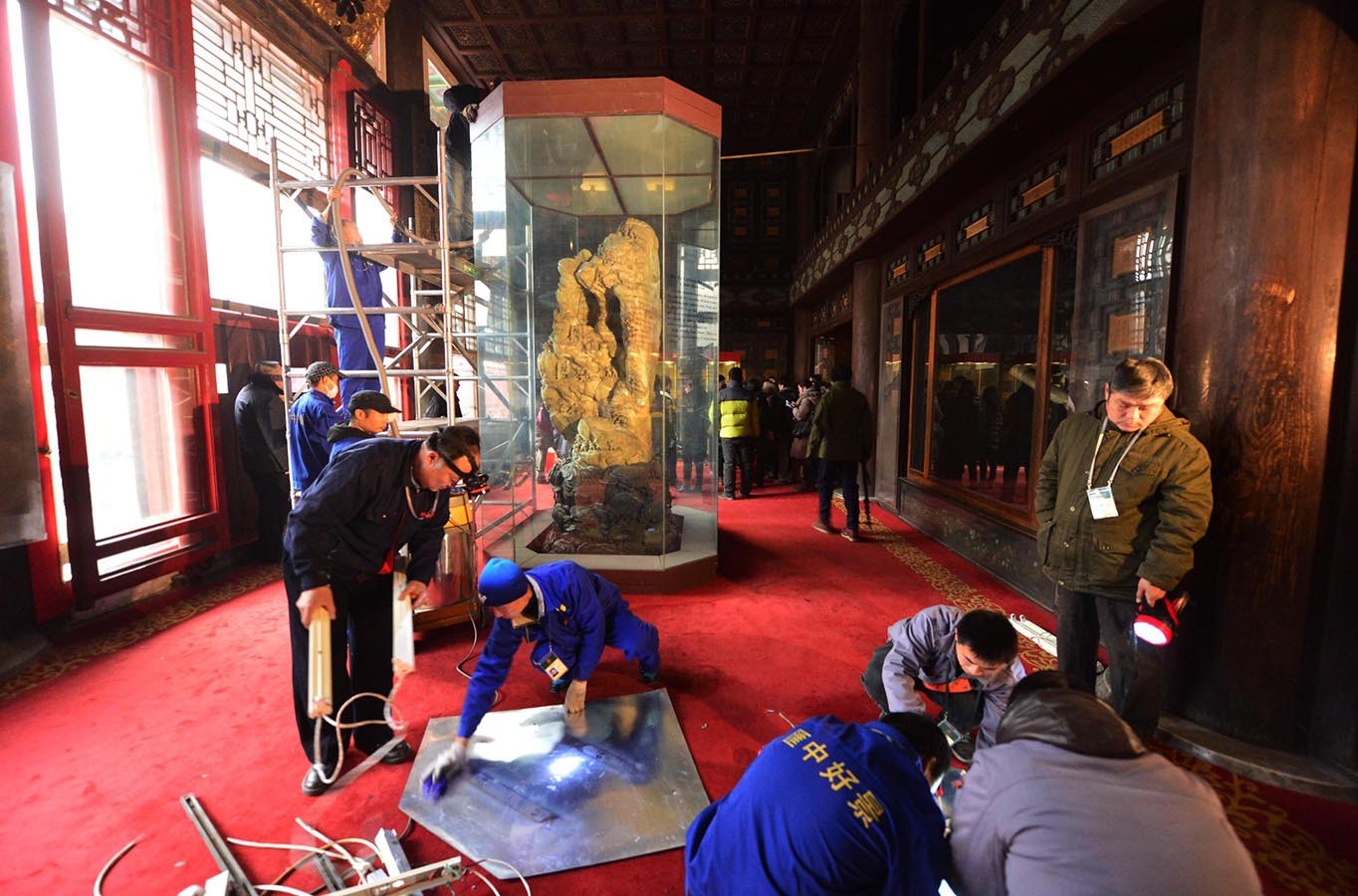2014年1月6日，除国家法定节假日和暑期外，故宫首次实行周一全天闭馆措施。20多名文保科技部的专业工作人员在大殿内的金砖和皇帝宝座进行除尘保洁。