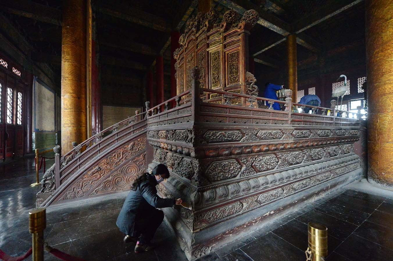 2014年1月6日，除国家法定节假日和暑期外，故宫首次实行周一全天闭馆措施。20多名文保科技部的专业工作人员在大殿内的金砖和皇帝宝座进行除尘保洁。