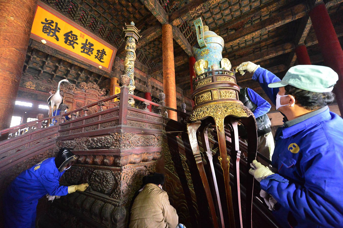 2014年1月6日，除国家法定节假日和暑期外，故宫首次实行周一全天闭馆措施。20多名文保科技部的专业工作人员在大殿内的金砖和皇帝宝座进行除尘保洁。