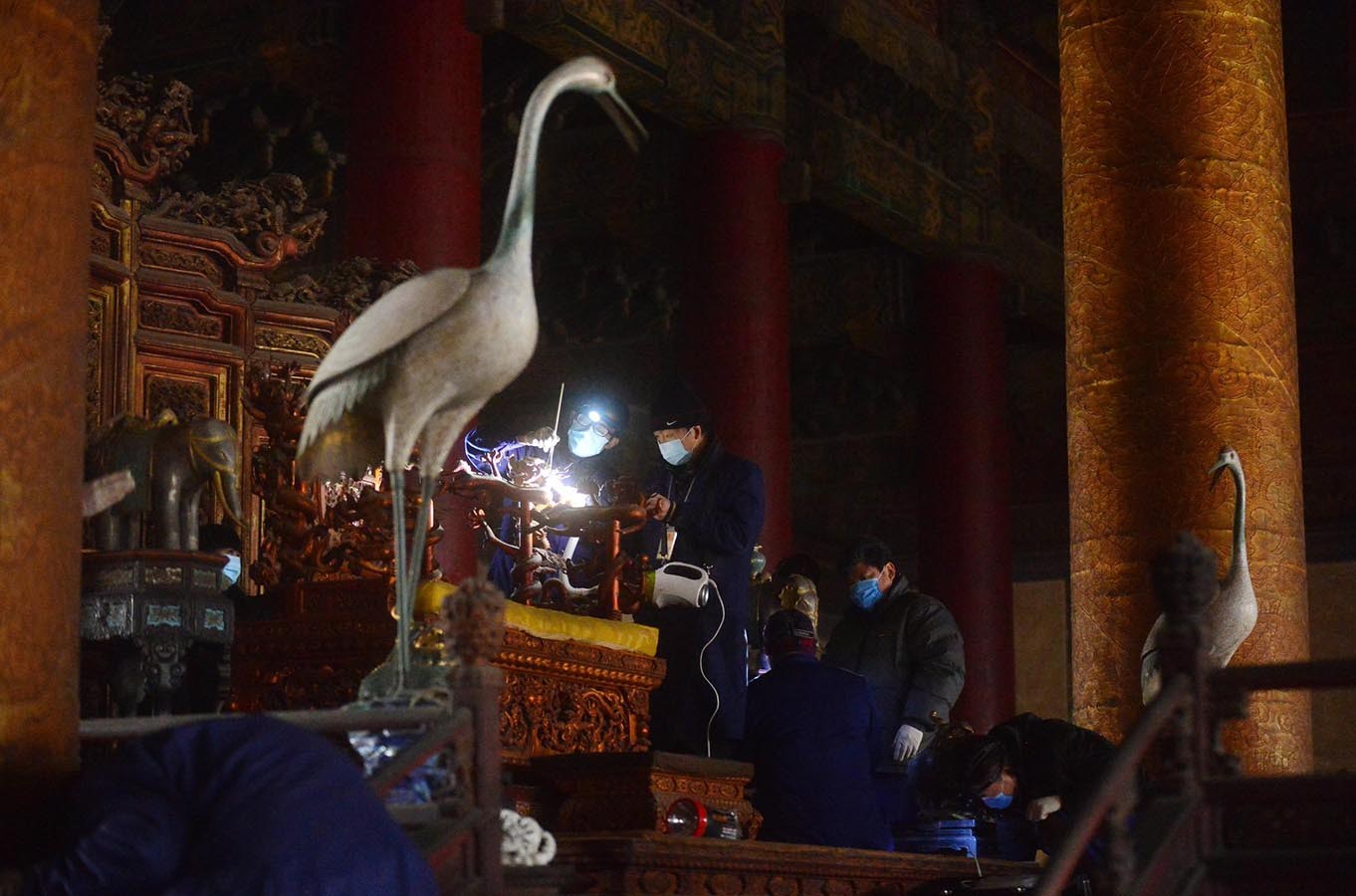 2014年1月6日，除国家法定节假日和暑期外，故宫首次实行周一全天闭馆措施。20多名文保科技部的专业工作人员在大殿内的金砖和皇帝宝座进行除尘保洁。