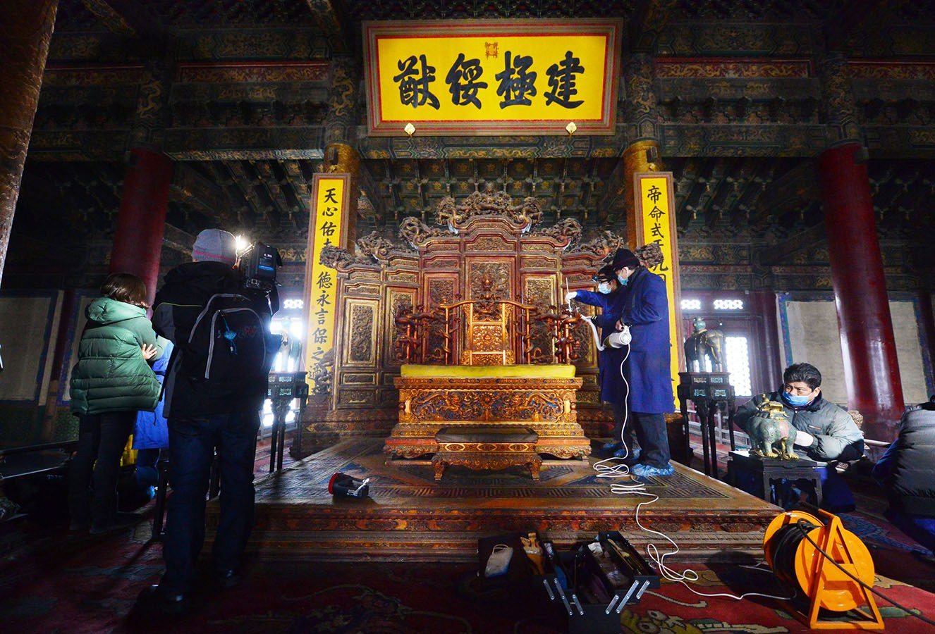 2014年1月6日，除国家法定节假日和暑期外，故宫首次实行周一全天闭馆措施。20多名文保科技部的专业工作人员在大殿内的金砖和皇帝宝座进行除尘保洁。