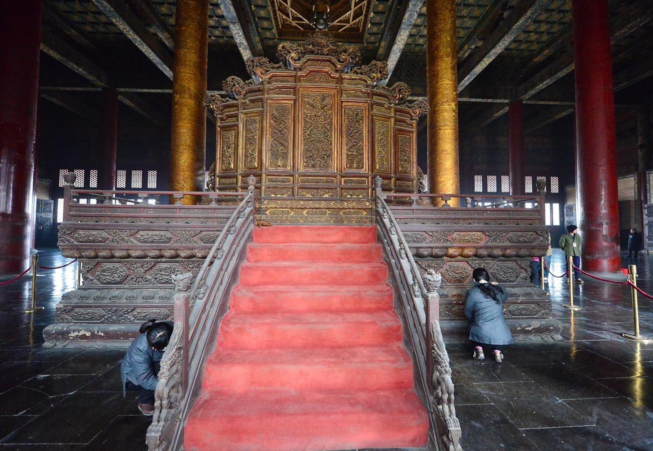 2014年1月6日，除国家法定节假日和暑期外，故宫首次实行周一全天闭馆措施。20多名文保科技部的专业工作人员在大殿内的金砖和皇帝宝座进行除尘保洁。