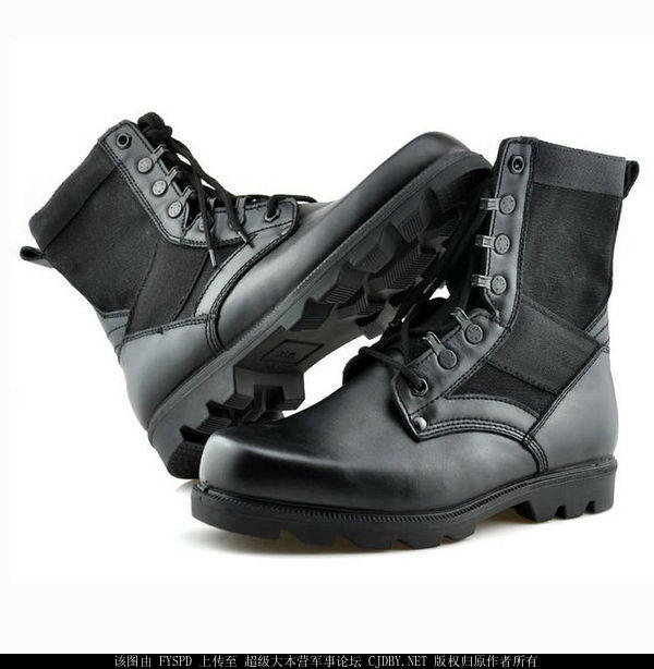 07式作战靴，PLA的标配，不过听说海军陆战队有自购的马格南。