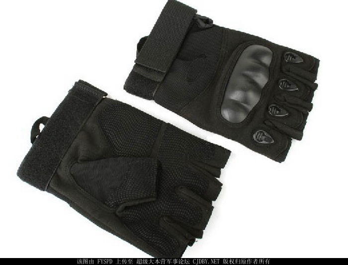 半指战术手套。