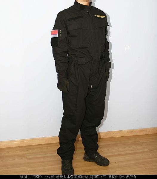 国产黑色连体BDU，前几批护航特战队测试，后来据说又改回分体式。