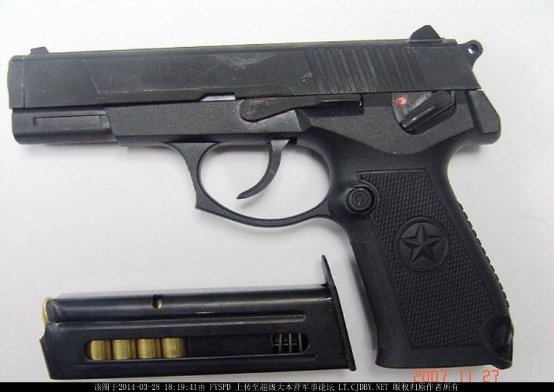 92式9mm手枪，应该是较早的一批，之后海军陆战队便开始装备5.8mm的92和06微声手枪。