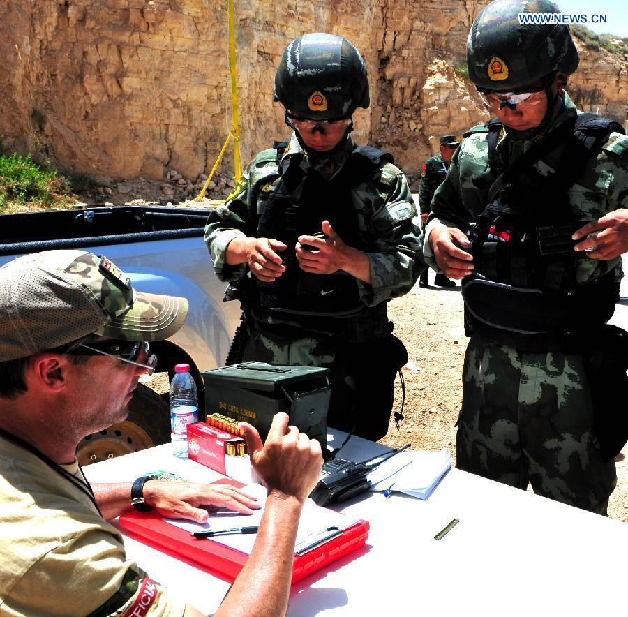 中国精英特战队员参赛中。