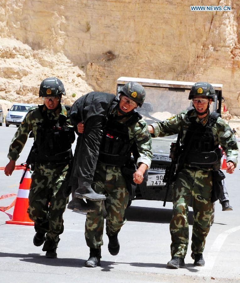 中国精英特战队员参赛中。