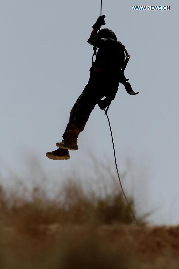 中国精英特战队员参赛中。