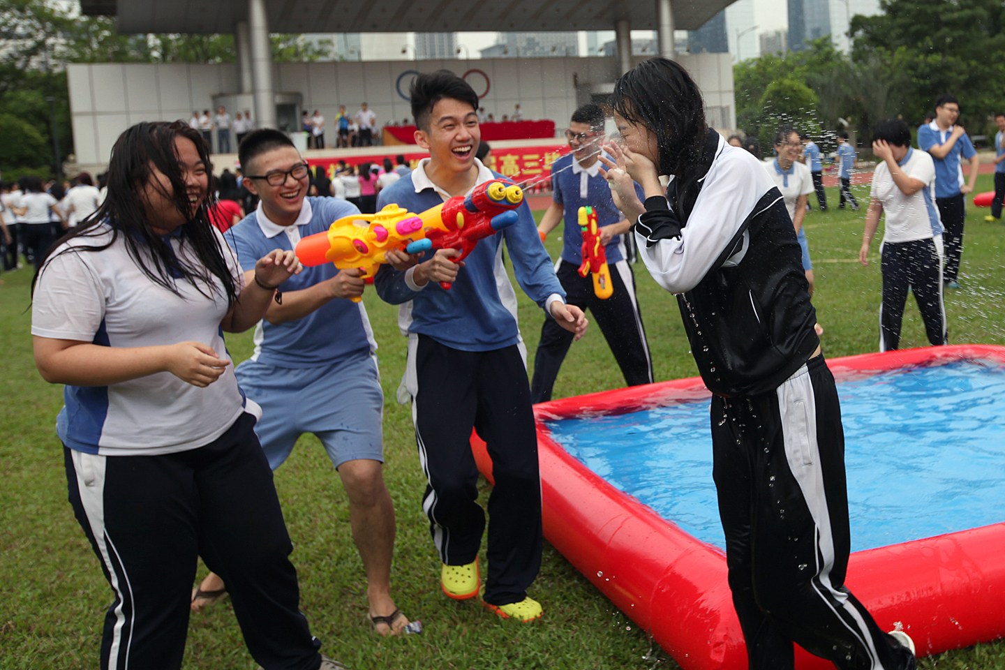 2014年6月10日，深圳福田中学的师生在高三毕业典礼上相互泼水，庆祝告别高三。在进行了简单的毕业典礼后，校长一声令下，主席台上的老师、操场上的学生开始互相泼水。位于主席台的福田中学校长郭其俊也被数名学生围着泼水，不少学生把自己的班主任扔进了水池。
