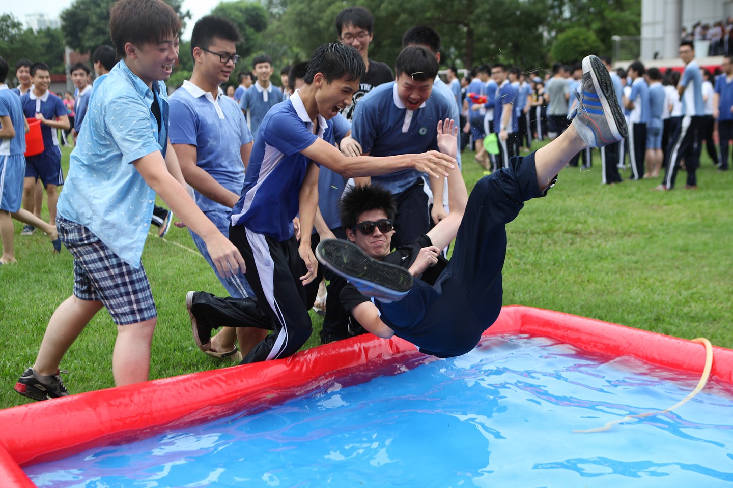 2014年6月10日，深圳福田中学的师生在高三毕业典礼上相互泼水，庆祝告别高三。在进行了简单的毕业典礼后，校长一声令下，主席台上的老师、操场上的学生开始互相泼水。位于主席台的福田中学校长郭其俊也被数名学生围着泼水，不少学生把自己的班主任扔进了水池。
