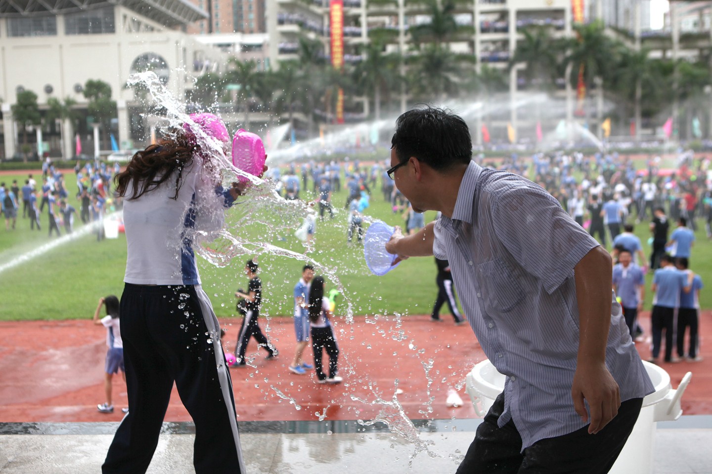 2014年6月10日，深圳福田中学的师生在高三毕业典礼上相互泼水，庆祝告别高三。在进行了简单的毕业典礼后，校长一声令下，主席台上的老师、操场上的学生开始互相泼水。位于主席台的福田中学校长郭其俊也被数名学生围着泼水，不少学生把自己的班主任扔进了水池。
