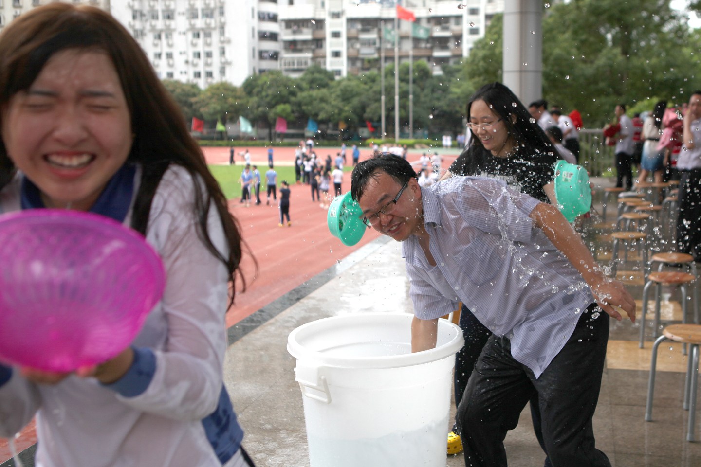2014年6月10日，深圳福田中学的师生在高三毕业典礼上相互泼水，庆祝告别高三。在进行了简单的毕业典礼后，校长一声令下，主席台上的老师、操场上的学生开始互相泼水。位于主席台的福田中学校长郭其俊也被数名学生围着泼水，不少学生把自己的班主任扔进了水池。