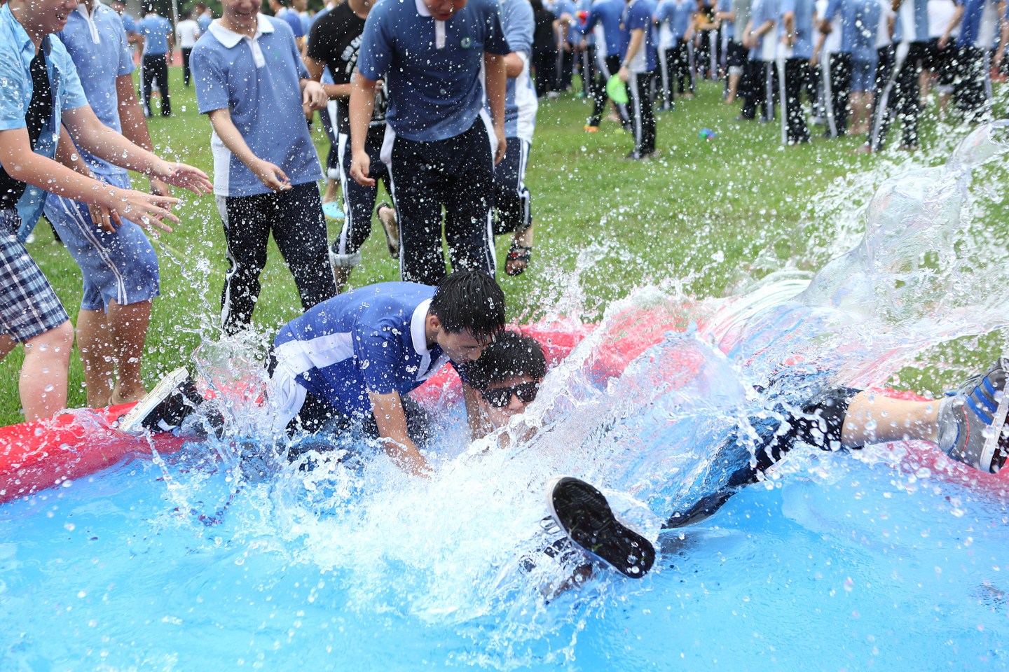 2014年6月10日，深圳福田中学的师生在高三毕业典礼上相互泼水，庆祝告别高三。在进行了简单的毕业典礼后，校长一声令下，主席台上的老师、操场上的学生开始互相泼水。位于主席台的福田中学校长郭其俊也被数名学生围着泼水，不少学生把自己的班主任扔进了水池。