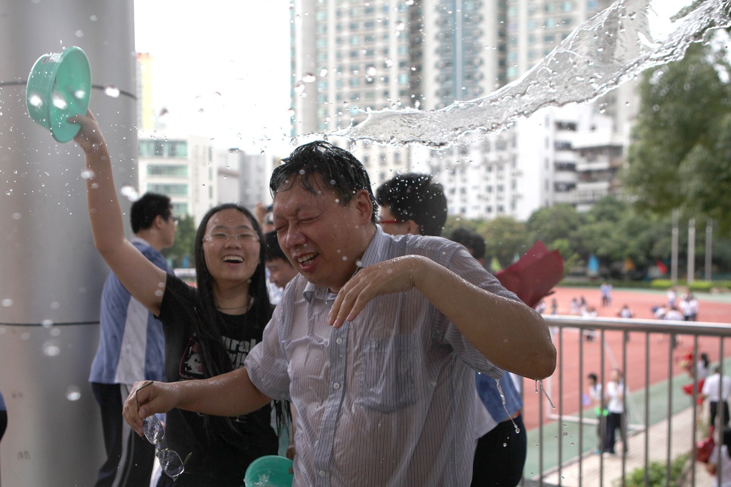 2014年6月10日，深圳福田中学的师生在高三毕业典礼上相互泼水，庆祝告别高三。在进行了简单的毕业典礼后，校长一声令下，主席台上的老师、操场上的学生开始互相泼水。位于主席台的福田中学校长郭其俊也被数名学生围着泼水，不少学生把自己的班主任扔进了水池。