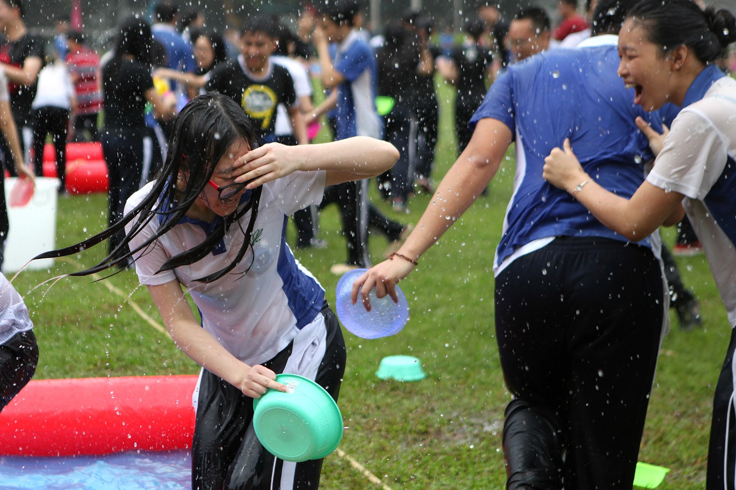 2014年6月10日，深圳福田中学的师生在高三毕业典礼上相互泼水，庆祝告别高三。在进行了简单的毕业典礼后，校长一声令下，主席台上的老师、操场上的学生开始互相泼水。位于主席台的福田中学校长郭其俊也被数名学生围着泼水，不少学生把自己的班主任扔进了水池。