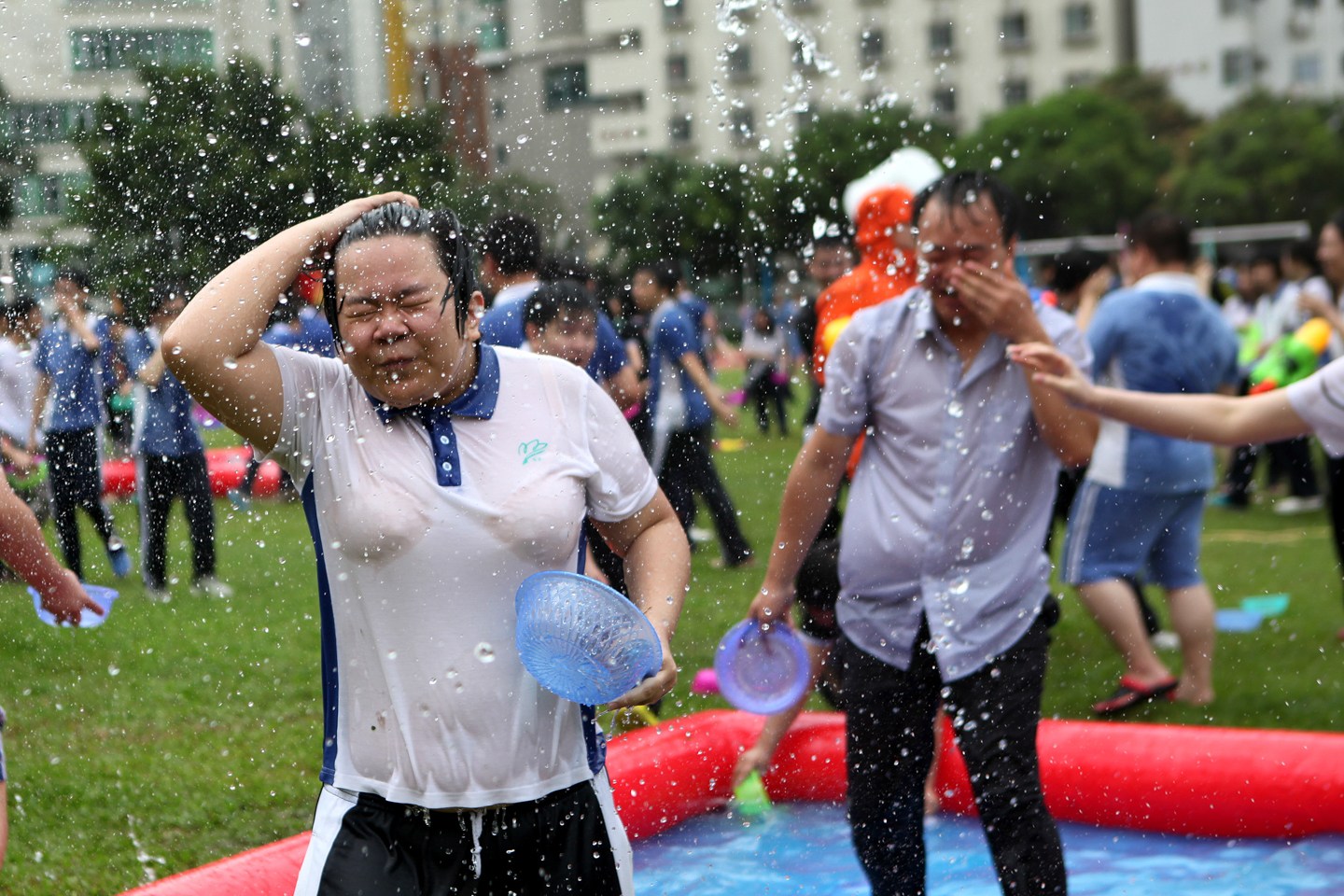 2014年6月10日，深圳福田中学的师生在高三毕业典礼上相互泼水，庆祝告别高三。在进行了简单的毕业典礼后，校长一声令下，主席台上的老师、操场上的学生开始互相泼水。位于主席台的福田中学校长郭其俊也被数名学生围着泼水，不少学生把自己的班主任扔进了水池。