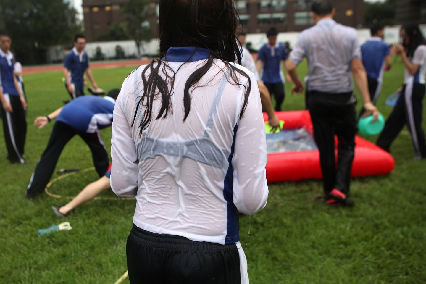 2014年6月10日，深圳福田中学的师生在高三毕业典礼上相互泼水，庆祝告别高三。在进行了简单的毕业典礼后，校长一声令下，主席台上的老师、操场上的学生开始互相泼水。位于主席台的福田中学校长郭其俊也被数名学生围着泼水，不少学生把自己的班主任扔进了水池。