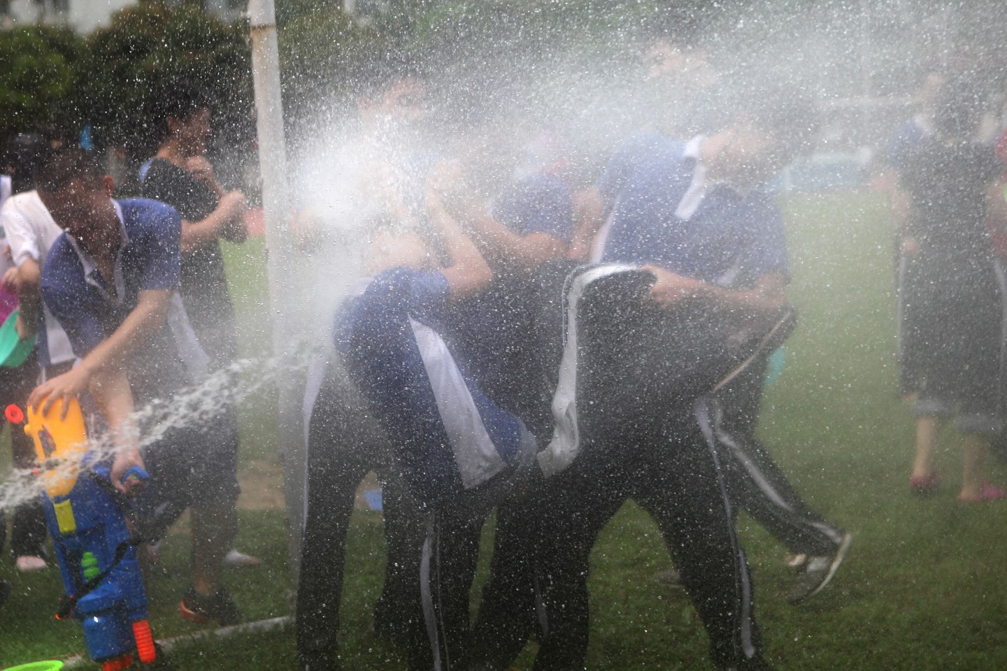 2014年6月10日，深圳福田中学的师生在高三毕业典礼上相互泼水，庆祝告别高三。在进行了简单的毕业典礼后，校长一声令下，主席台上的老师、操场上的学生开始互相泼水。位于主席台的福田中学校长郭其俊也被数名学生围着泼水，不少学生把自己的班主任扔进了水池。