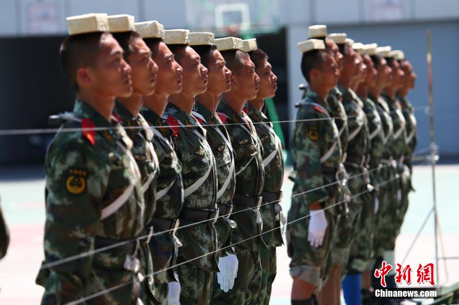　　图为2014年7月22日上午11时许，武警四川省遂宁市支队训练场上，40余名国旗护卫中队官兵在烈日下刻苦训练，磨练超常意志迎接“八一”建军节。 中新社发 钟 敏 摄 图片来源：CNSPHOTO