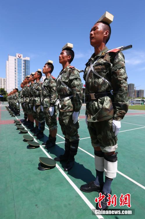 　　图为2014年7月22日上午11时许，武警四川省遂宁市支队训练场上，40余名国旗护卫中队官兵在烈日下刻苦训练，磨练超常意志迎接“八一”建军节。 中新社发 钟 敏 摄 图片来源：CNSPHOTO