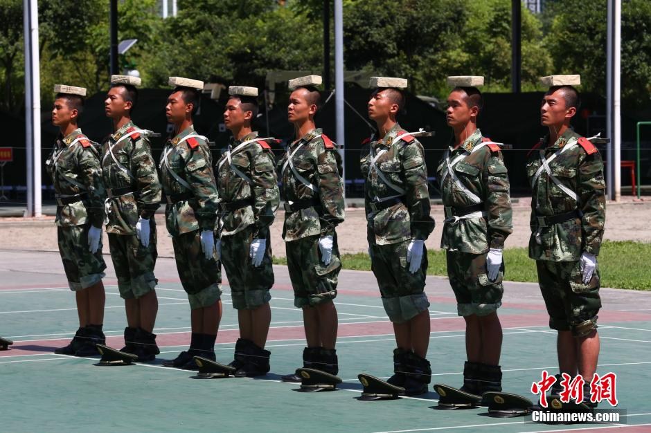 　　图为2014年7月22日上午11时许，武警四川省遂宁市支队训练场上，40余名国旗护卫中队官兵在烈日下刻苦训练，磨练超常意志迎接“八一”建军节。 中新社发 钟 敏 摄 图片来源：CNSPHOTO