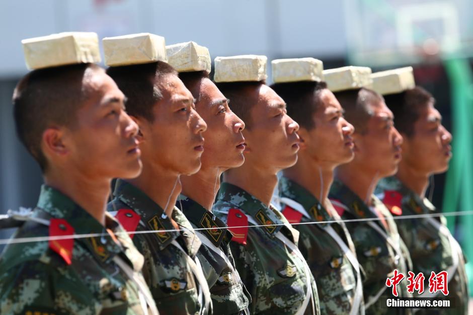 　　图为2014年7月22日上午11时许，武警四川省遂宁市支队训练场上，40余名国旗护卫中队官兵在烈日下刻苦训练，磨练超常意志迎接“八一”建军节。 中新社发 钟 敏 摄 图片来源：CNSPHOTO