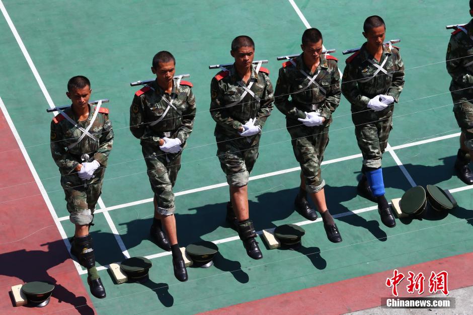 　　图为2014年7月22日上午11时许，武警四川省遂宁市支队训练场上，40余名国旗护卫中队官兵在烈日下刻苦训练，磨练超常意志迎接“八一”建军节。 中新社发 钟 敏 摄 图片来源：CNSPHOTO