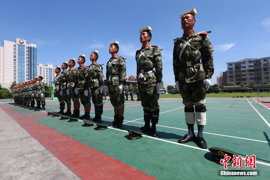 　　图为2014年7月22日上午11时许，武警四川省遂宁市支队训练场上，40余名国旗护卫中队官兵在烈日下刻苦训练，磨练超常意志迎接“八一”建军节。 中新社发 钟 敏 摄 图片来源：CNSPHOTO