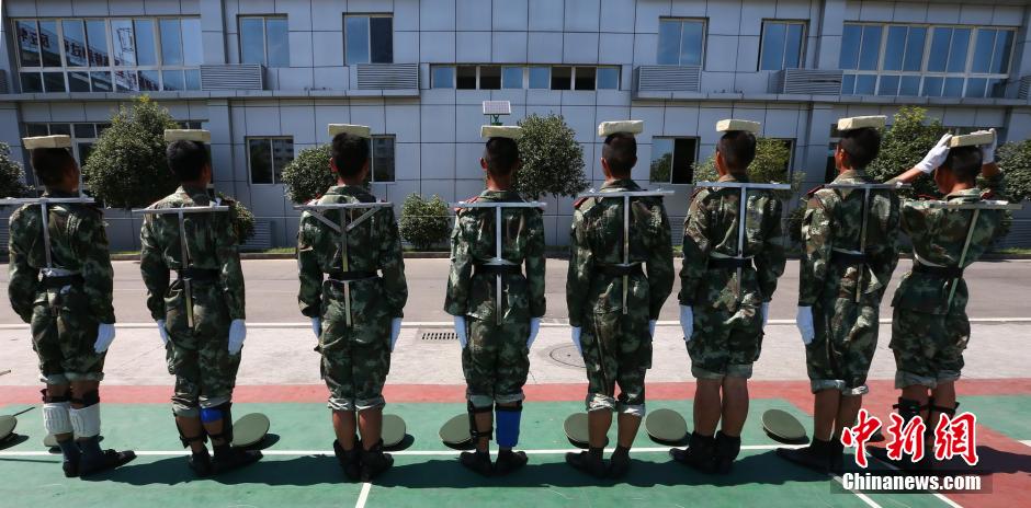 　　图为2014年7月22日上午11时许，武警四川省遂宁市支队训练场上，40余名国旗护卫中队官兵在烈日下刻苦训练，磨练超常意志迎接“八一”建军节。 中新社发 钟 敏 摄 图片来源：CNSPHOTO