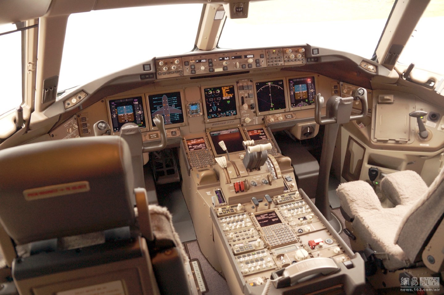 波音777主要的飞行信息显示于六个大型的平板液晶显示。液晶显示比传统显示器可靠性高，质量轻，耗电低，散热快。图为东航这架波音777-300ER的驾驶舱。