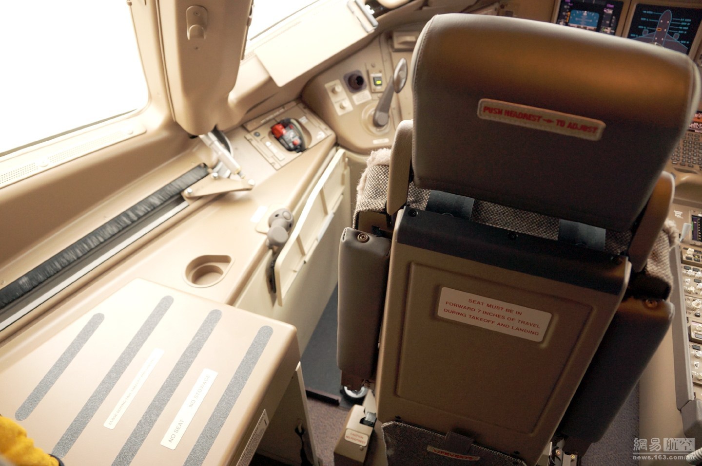 波音777采用和其它波音机型不同的飞行控制系统。