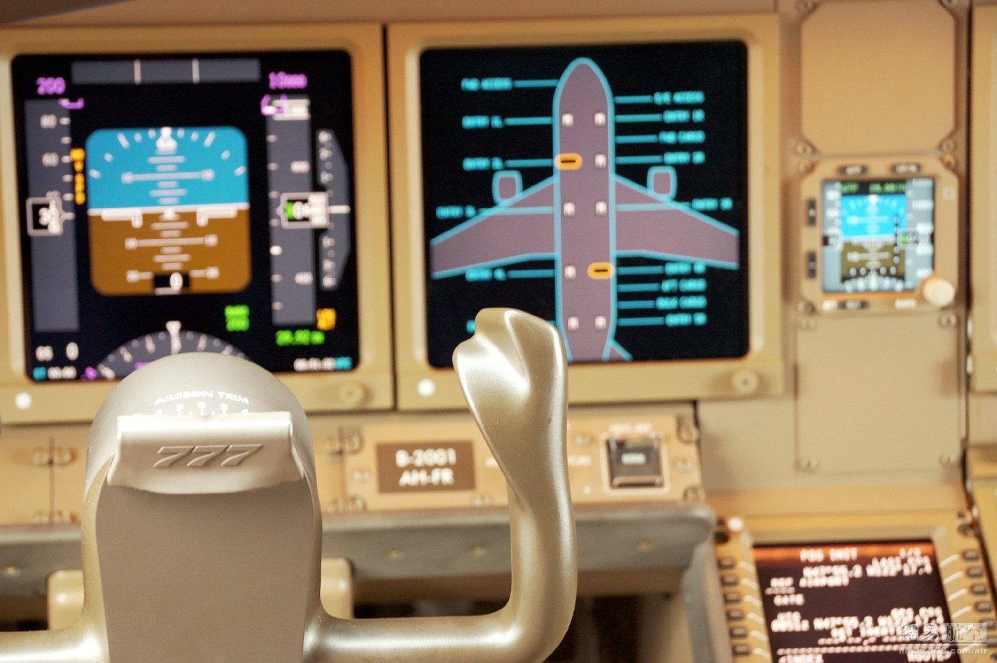 777在设计上采用了电传技术，而不再依赖电缆来移动副翼、升降舵和方向舵。