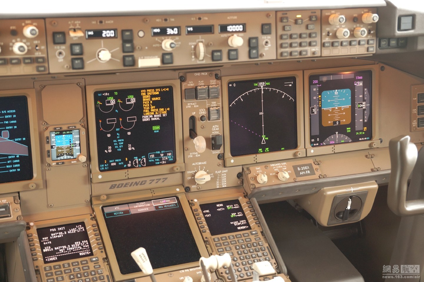 因此，777飞机使用了电线将飞行员通过操纵杆和踏板发出的电子信号传输出到主飞行计算机上。
