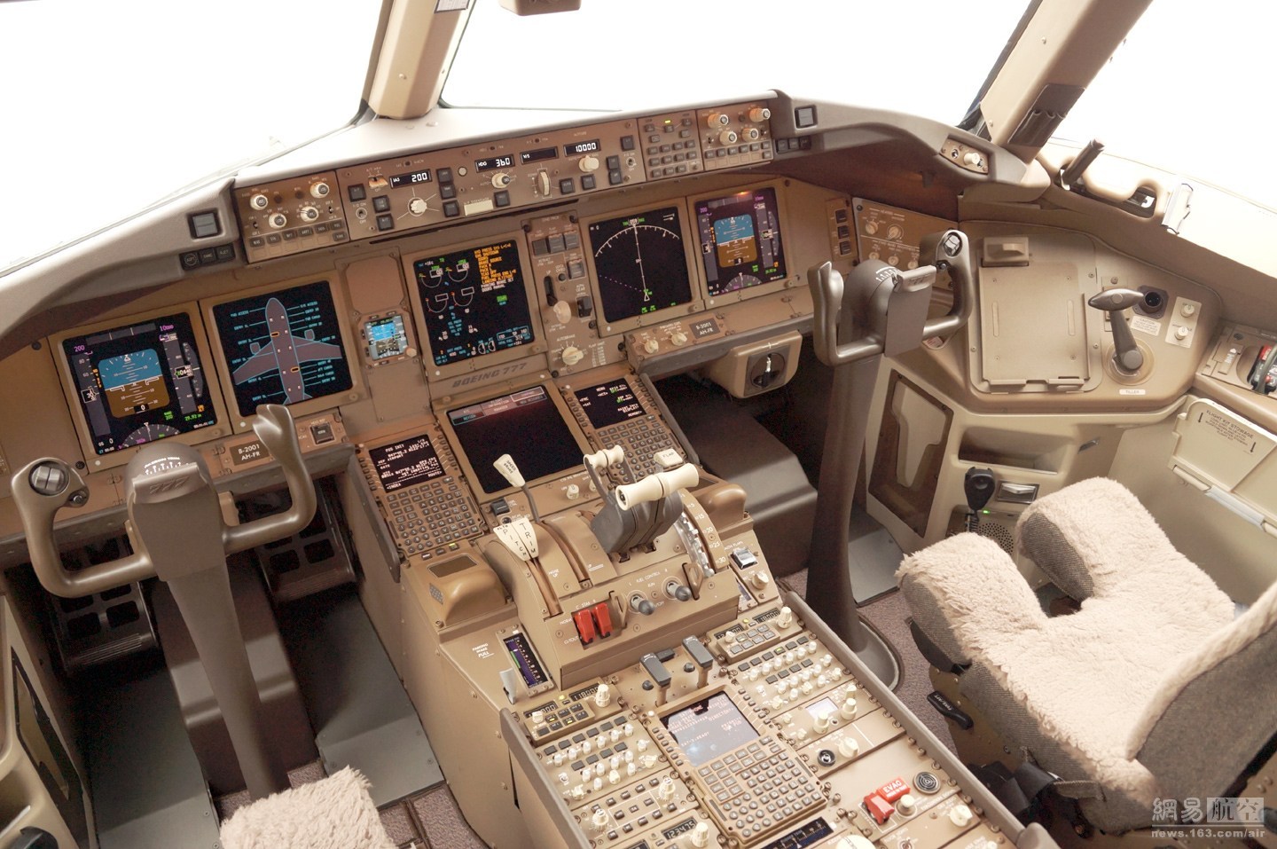 显示信息一目了然，即使在强烈日光照射下也清晰易读。飞行员可以在飞行过程中对显示器重新构型以突出有故障或不工作的显示状态。