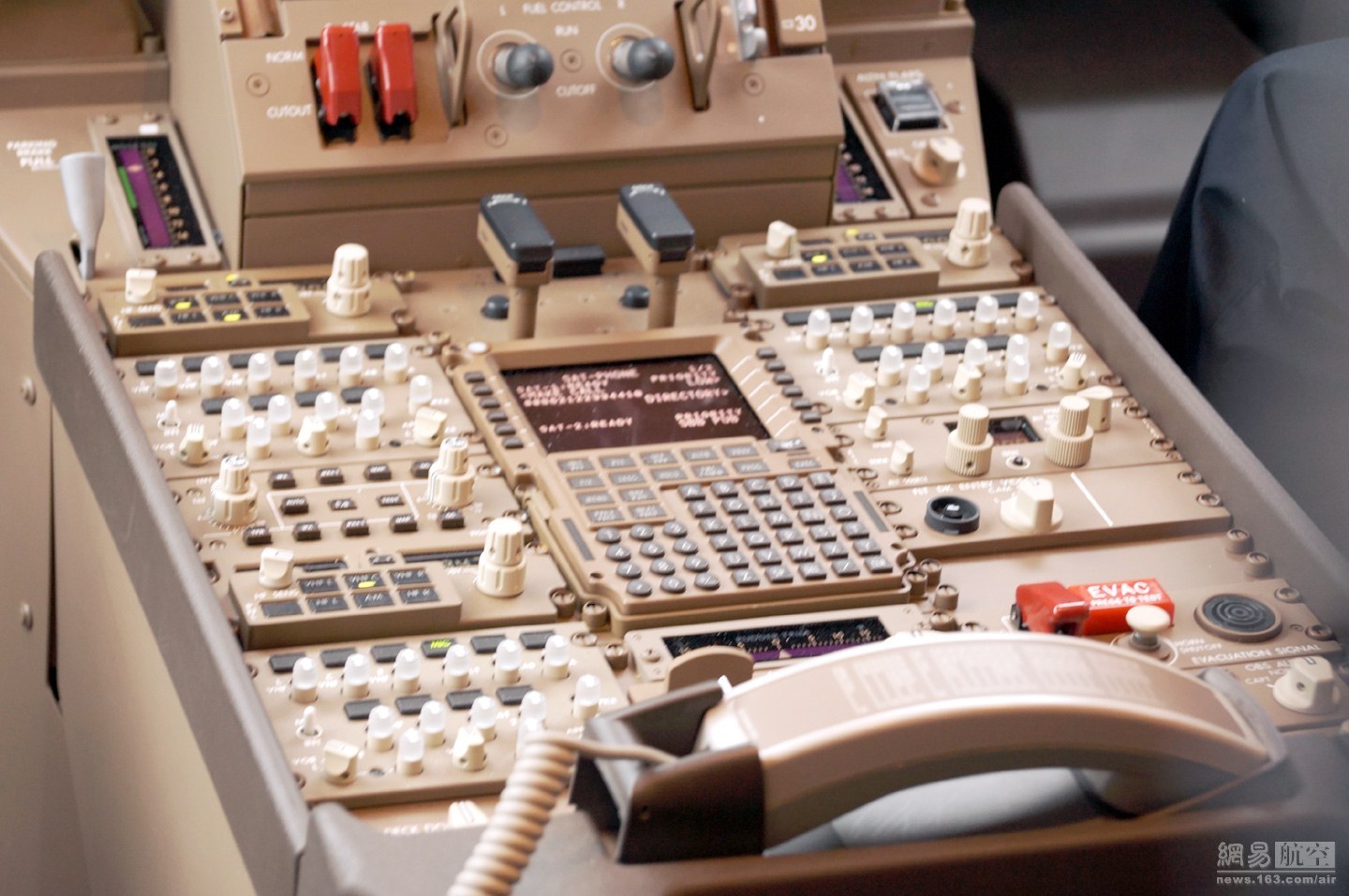 飞行计算器。在中心控制室内的航空数据计算器内可以输入航空和其它的相关信息。