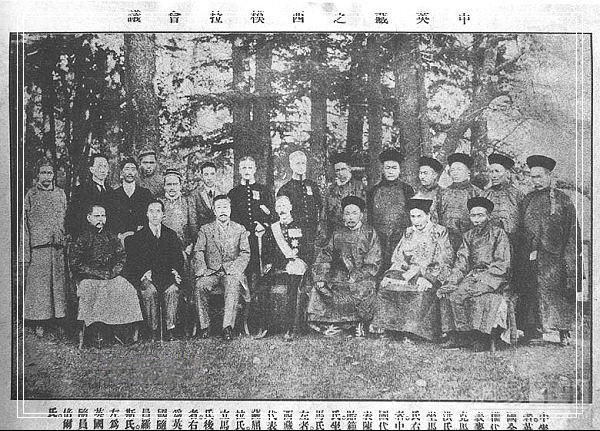 1914年3 月，在印度的西姆拉，英国政府代表麦克马洪提出了一条英方勘定的分界线，那条分界线与此前国际上习惯认定并在各种官方(包括英国)出版物和地图上一直沿用的分界线不同，大大向西藏纵深推进，把原本在西藏境内资源最丰富的九万多平方公里划进了大英帝国的印度殖民地。