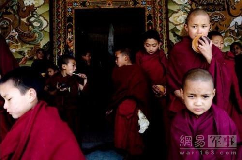 当时中国方面除了有部队士气高，战斗力强的优势，还得到战区老百姓的支持。由于那一带历史上一直为藏文明覆盖。被称为“风流神王”的六世达赖喇嘛仓央嘉措，就出生在“麦克马洪线”以南的印控区。老百姓对西藏是有向心力的。