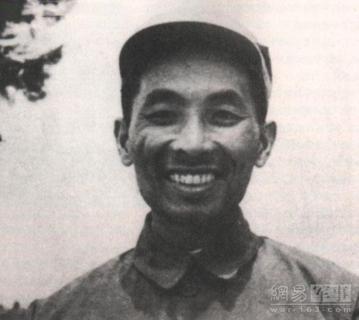 隔海虎视的，却是三野第十兵团，兵团司令员叶飞，号称“小叶挺”，善战、多谋、常胜。这两年多来，十兵团平山东，扫淮海，跨长江，克福州，攻无不克，战无不胜。