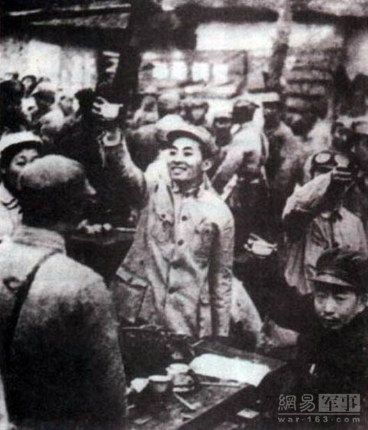 在1949年10月泉州召开的兵团作战会议上，叶飞意气风发地说了四个字：“此役必胜！”叶飞在老虎洞宴请厦门地方领导，用筷子指菜盘，道：“金门就是这盘中的一块肉，想什么时候夹，就什么时候夹，跑不了。”