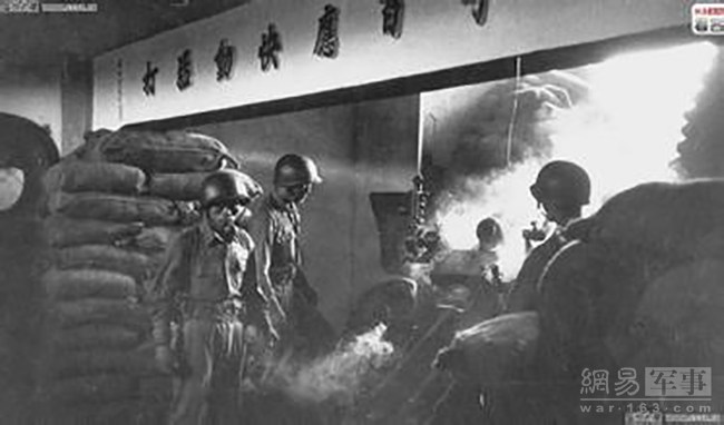 至26日凌晨3时，解放军唯有一营兵力登陆增援成功，且只有轻火器，无法与守军坦克相抗，再次被逼回古宁头村一带。这时，一直徘徊在金门附近海域不明去向的胡琏兵团已经登陆金门，他们陷入了近五万国民党海陆空大军的围攻。