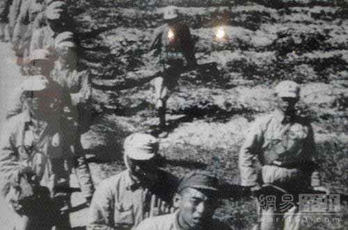 更让后来军史研究者吃惊的是，三个团的兵力登陆，竟没有一名师指挥员随同登陆指挥。