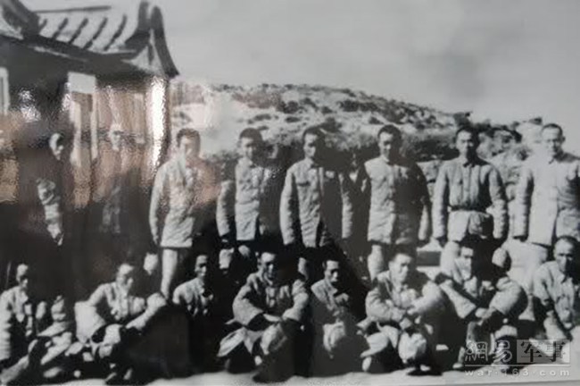 主攻团的几条船上载着大量新印制的人民币，据说是准备用来庆功时大把花销的。另一个团的船上装了风浪里颠得嗷嗷叫的肥猪，也是准备用于庆功宴的，还有船上堆着小山似的办公桌椅，以便战斗结束后新政权马上可以开张……