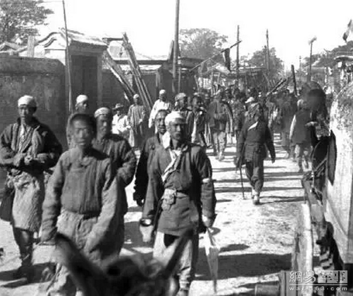 从1900年6月初开始，沙俄最高当局即密切注视着我国直隶地区义和团运动发展的趋势，寻找进攻我东北三省的时机和借口，同时加紧进行战争准备。