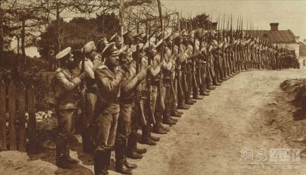 6月8日，沙俄政府宣布关东一带进入战争状态，命令军队作好临战准备。6月15日，陆军大臣库罗巴特金命令驻伯力的阿穆尔军事总督格罗杰科夫中将，制订进攻东北义和团及清军的作战计划。