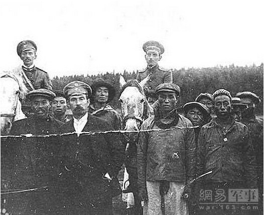 1902年4月，沙俄又与清政府在北京签订“交收东叁省条约”，在清政府保证俄国在华、特别是在东北的许多特权后，规定俄国在一年半之内分3期从东北撤军。